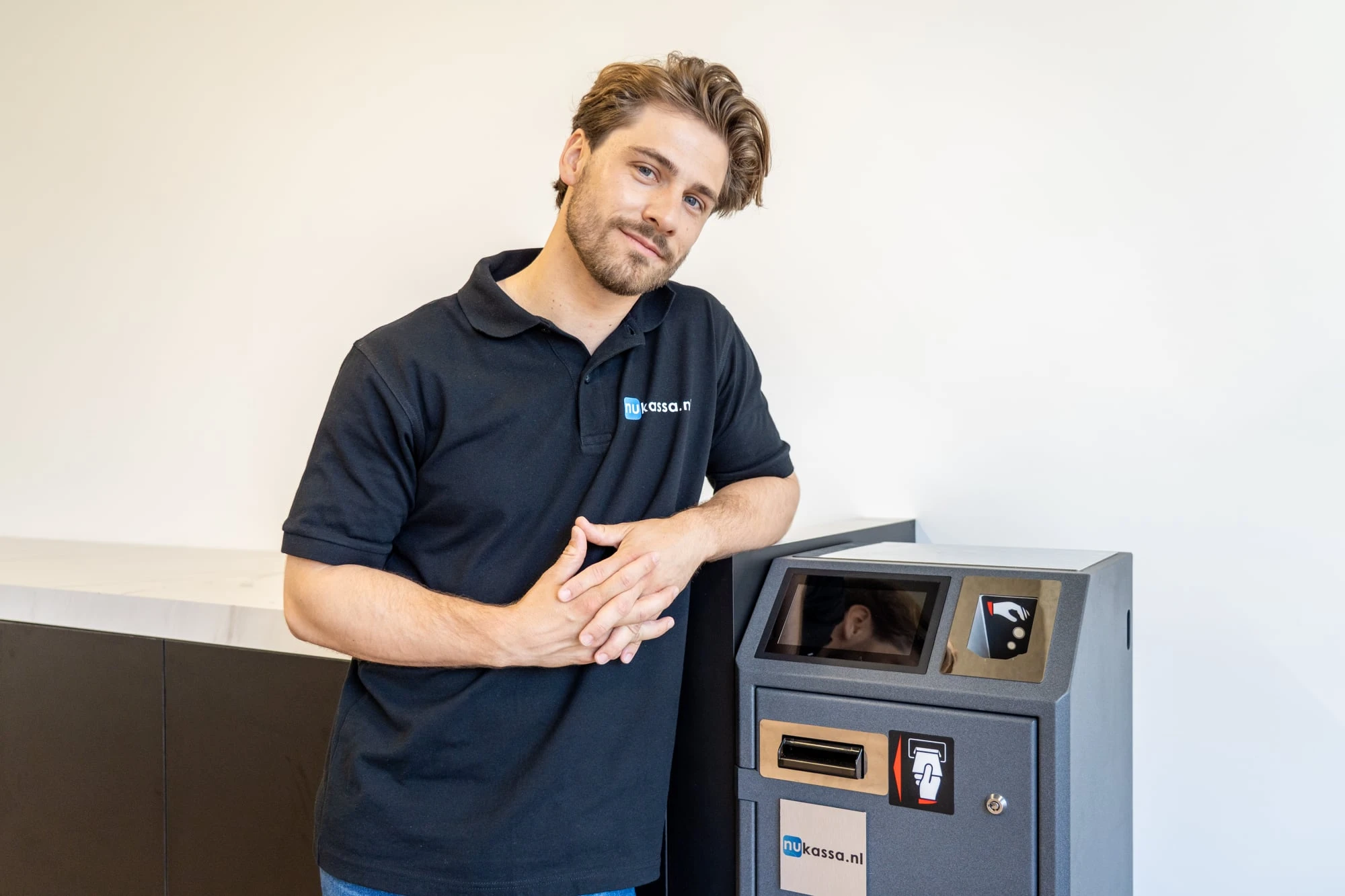 NuKassa.nl specialist naast een CashDro gesloten kassasysteem in de showroom