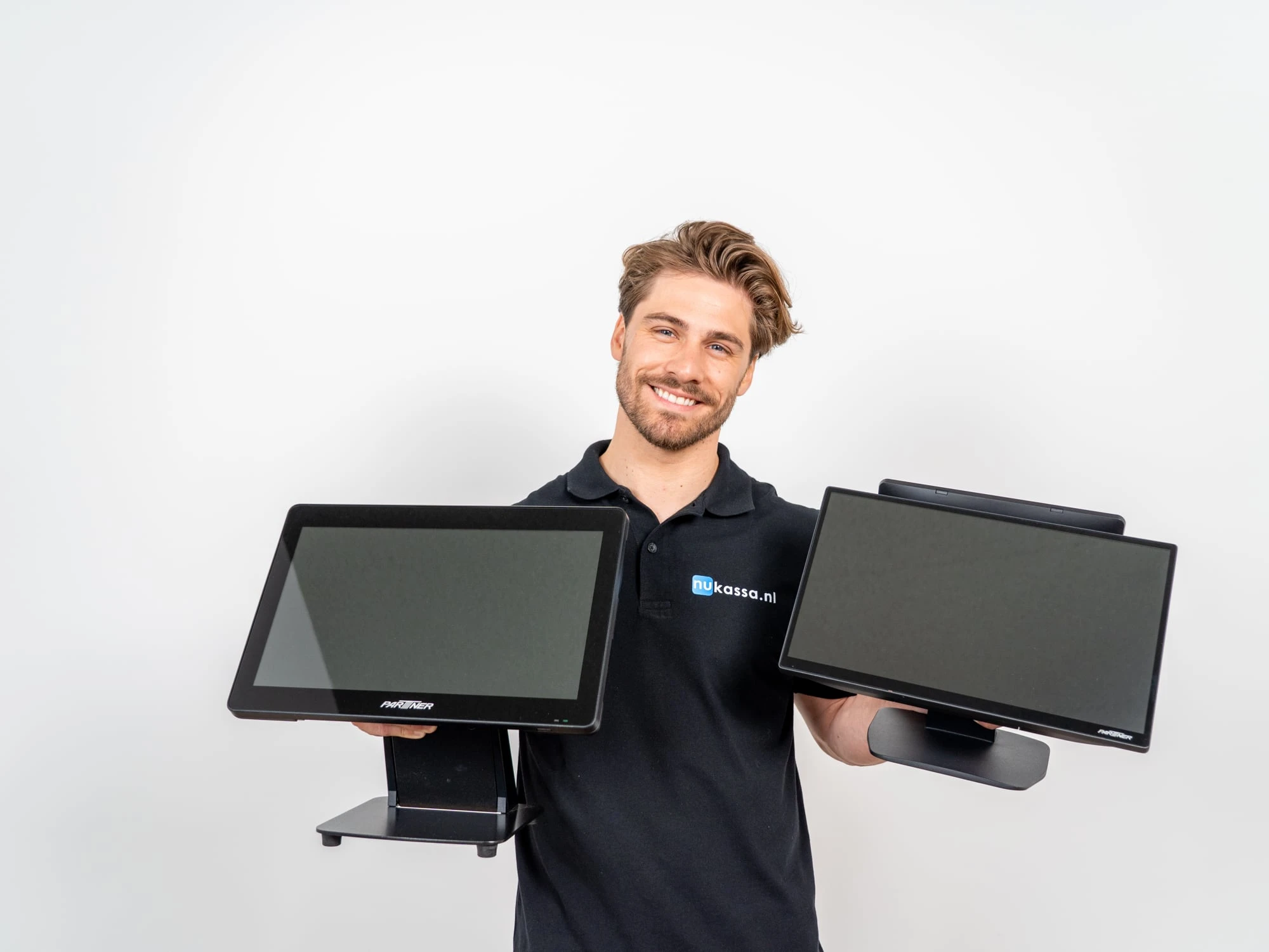 NuKassa.nl medewerker toont twee Partner-Tech touchscreen kassasystemen