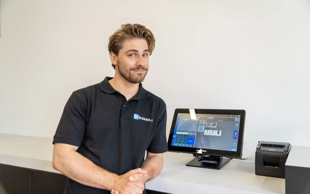 NuKassa.nl medewerker bij toonbank met kassa, bonprinter en geldlade