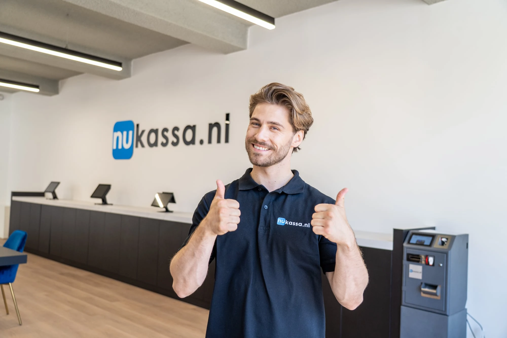NuKassa.nl team in showroom Rijswijk met kassasystemen en CashDro gesloten kassasysteem
